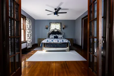 5Br, 1.5 BA Close to Niagara Falls State Park Toohey Park附近的飯店