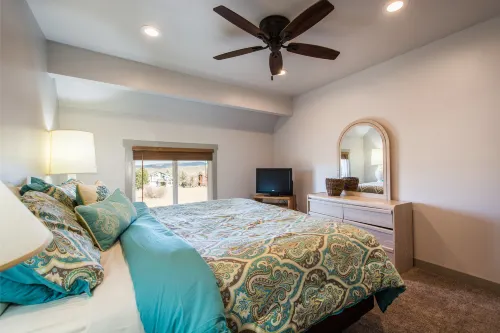 Scenic Views and Cozy Gas Fireplace - Charming Oasis Hotel a Snyderville