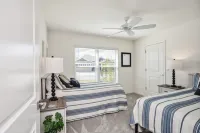 Spacious Living and Lanai Overlooking Tranquil Pond - Serene Oasis Hotels in Leesburg