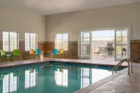 La Quinta Inn & Suites by Wyndham Shawnee - parking