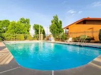 Econo Lodge Inn & Suites I-35 at Shawnee Mission Hotels in Overland Park