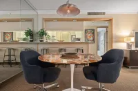 Golf Course View with Modern Comforts and Dining Options - Serene Retreat Hotel di Palm Harbor