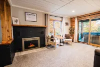 Private Hot Tub and Spacious Outdoor Patio - Luxurious Getaway 사우스 암 타운쉽 호텔