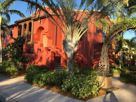 Luxury Townhouse with resort style amenities in OLE, Naples
