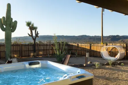 Sauna, Cowboy Pool and Stunning Views - Serene Desert Retreat