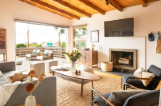 Elevated Home with Stunning Ocean Views - Luxurious Coastal Retreat