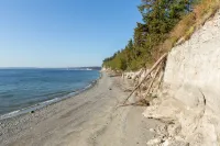 Breathtaking Views and Modern Kitchen - Exquisite Waterfront Retreat