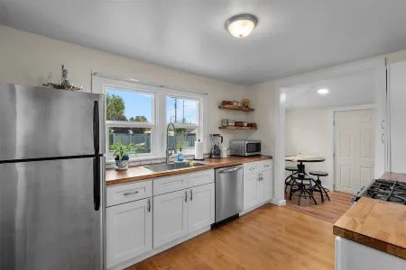 Cozy Downtown Redmond Cottage