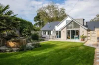 The Salt House - Luxury Home with Pool & Hot Tub