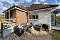 Bosham 3 Br Beach House with Garden & Playhouse