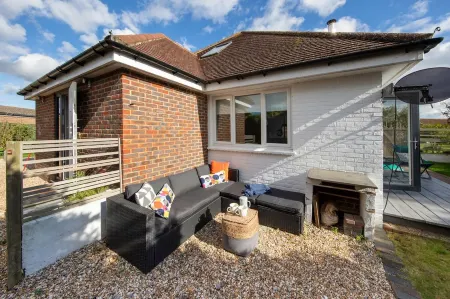 Bosham 3 Br Beach House with Garden & Playhouse