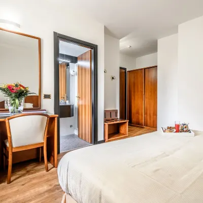 هوتل دونيا Hotels near محطة قطار وسكة حديد مودينا