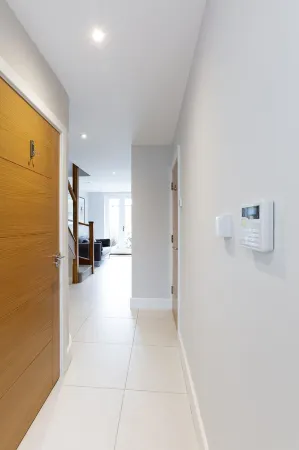 Immaculate Central Windsor Town House with Parking Отели в г. Виндзор