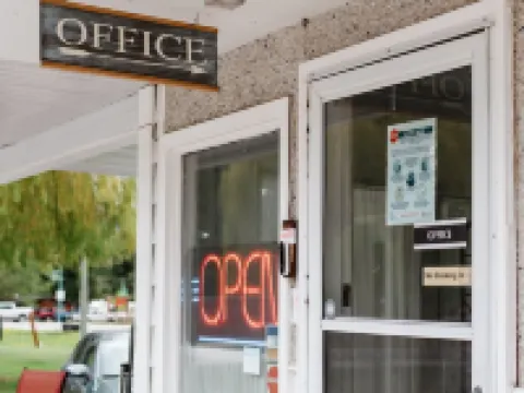 Paradise Motel Hotels in Sicamous