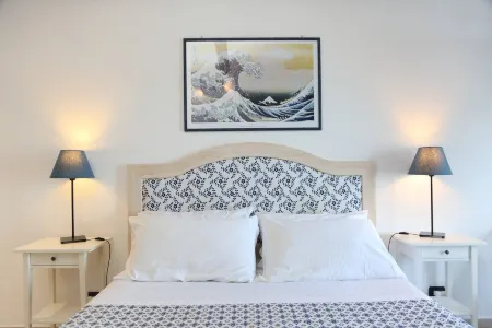 Room in Guest Room - Central Room with Balcony and Amazing Sea View