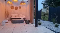 La Douce escapade Loft & Spa : Location loft tout confort moderne avec chambre, jardin minéral, terrasse, spa privatif et parking clos à Sizun dans le Finistère en Bretagne | Séjour et week-end insolite en amoureux Hôtels à : Landivisiau