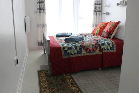 Apartment - Sleeps 4 - Garden - Parking