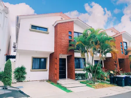 Casa con Piscina Privada para Familias Отели в г. Кантон Дауле