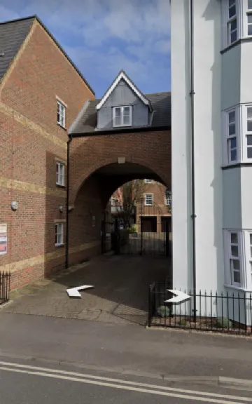 Beautiful Central Apartment with Parking