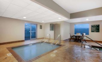 La Quinta Inn & Suites by Wyndham Omaha Airport Downtown