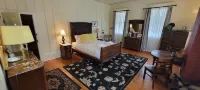 Wolf Creek Inn & Tavern - Homestays