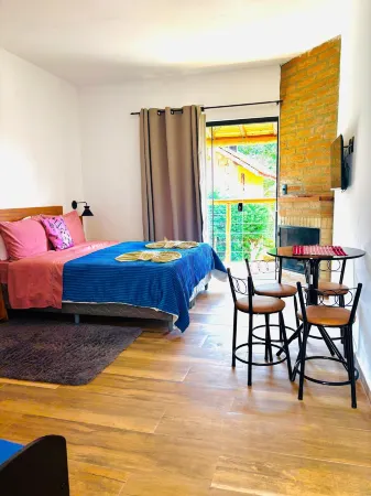 Mountain House Hospedagem Отели рядом с достопримечательностью «Escola Mineira de Falcoaria»