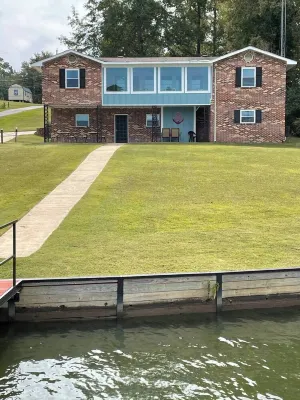 Cozy 2-bedroom apartment in welcoming Abbeville with AC, WiFi Hotels in Henry County