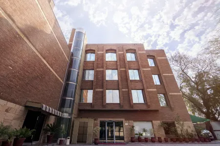 Hotel One Faisalabad Отели рядом с достопримечательностью «The Chenab Club»