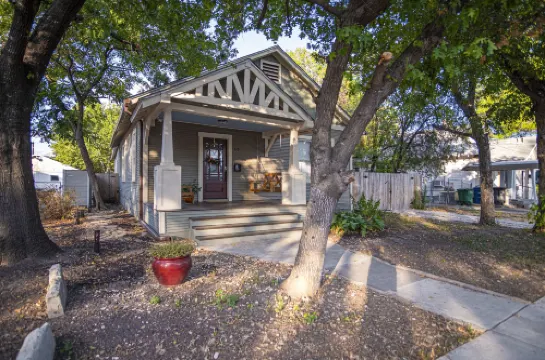 帶花園和燒烤烤架的時尚市區農舍