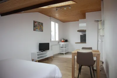 Appartement RIOM Hotels in Reze