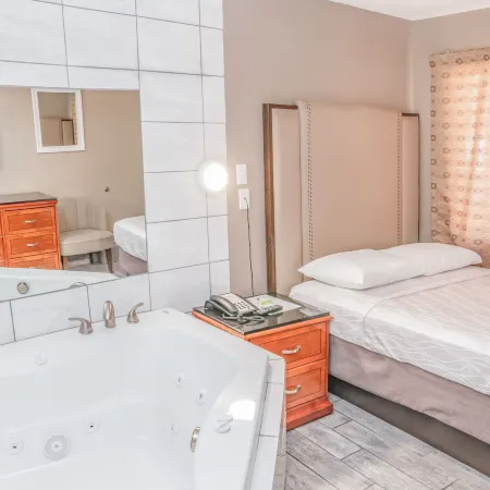 Econo Lodge Inn & Suites