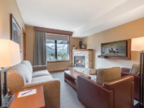 ファルコン クレスト ロッジ バイ クリーク キャンモアのホテル