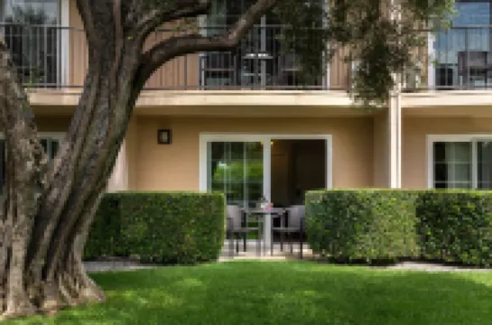 Hyatt Regency Newport Beach Hotel berhampiran Sherman Library & Gardens