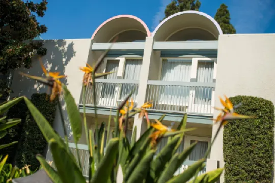 Howard Johnson by Wyndham Anaheim Hotel & Water Playground