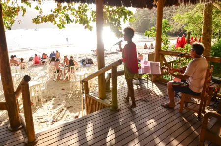 Praia da Crena Отели рядом с достопримечательностью «Лопес Мендес Бич»