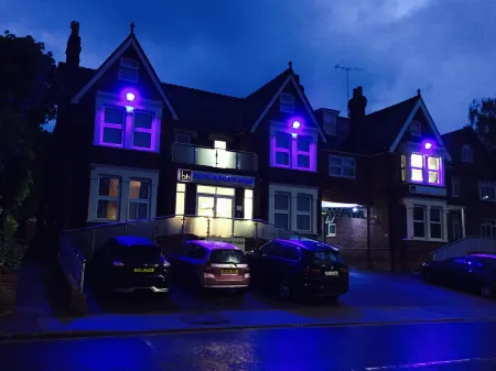 Buckingham Hotel Отели рядом с достопримечательностью «Библиотека Хай-Уиком»