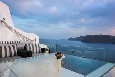 Hyperion Oia Suites Отели рядом с достопримечательностью «Sigalas Winery»