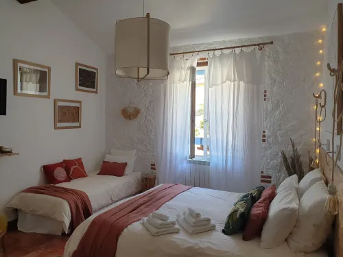 Chambres d'Hôtes et Gîtes- l'Abri Sous Roche