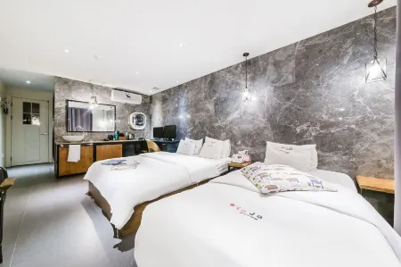 Hotel Yaja Guri Sutaek Отели рядом с достопримечательностью «Sureung (Tomb of Crown Prince Hyomyeong and Queen Sinjeong)»