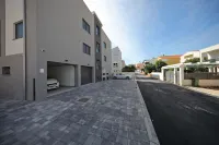 Luxury Majpruz Suites - parking