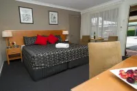 The Grapevine Motel Hotels in Denman