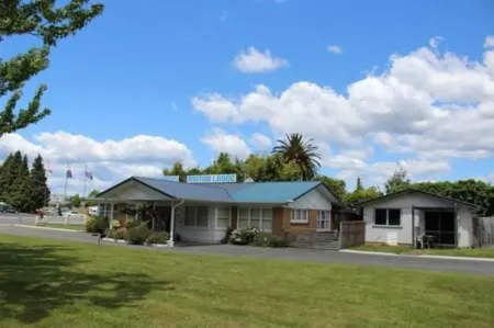 Fairy Springs Motel Отели рядом с достопримечательностью «Парадайс Вэлли Спрингс»