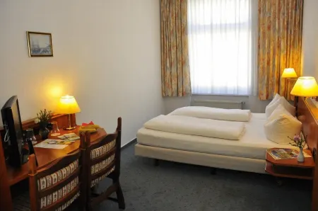 Brocki's Hotel Stadt Hamburg Отели в г. Людвигслуст-Пархим