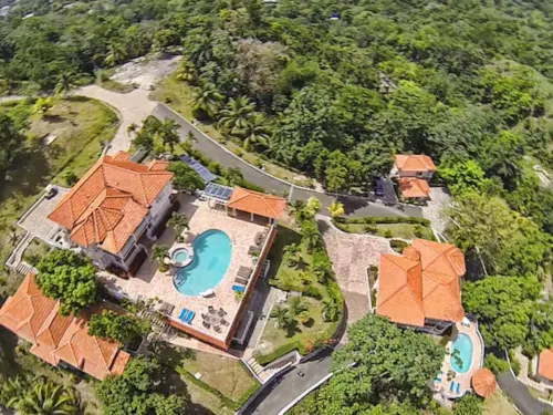 Tropical Lagoon Resort فنادق في Drapers