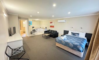Blue Whale Motor Inn & Apartments