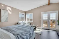Luxury Studio with Lake Views and Spacious Balcony