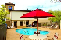 Quality Inn & Suites NJ State Capital Area - Swimmingpools