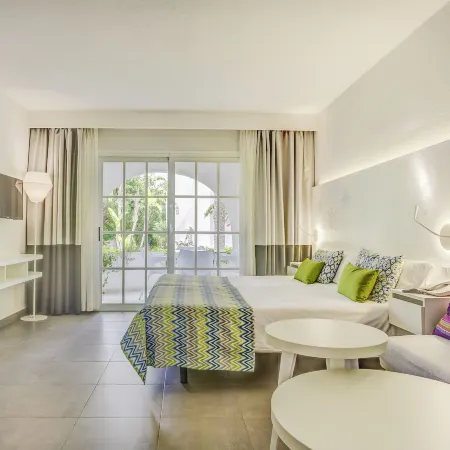 Tui Magic Life Cala Pada - All Inclusive Отели рядом с достопримечательностью «Пристань для яхт Санта-Эулалия»