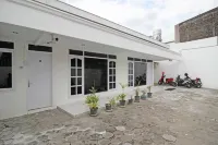 RedDoorz near Terminal Tirtonadi Hotel di Kecamatan Banjarsari