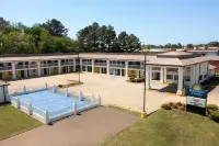 Days Inn & Suites by Wyndham Byram - parking